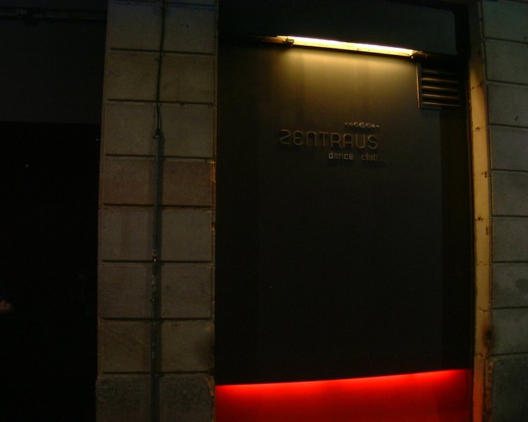 File:Zentraus-entrance.jpg