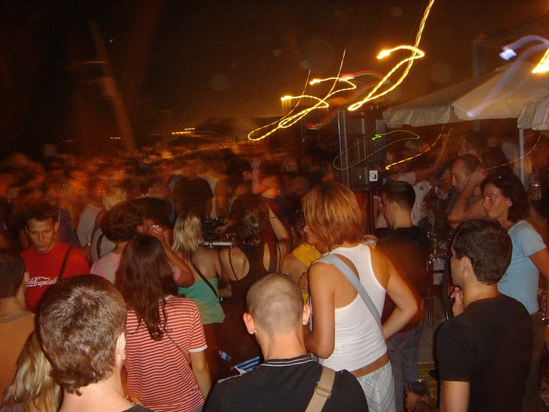 File:Beach-factor-17.6.2005-230.jpg