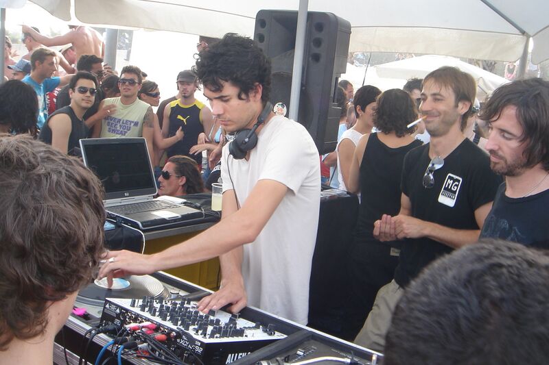 File:Sonar-17.6.2006-beach-DSC03203.jpg